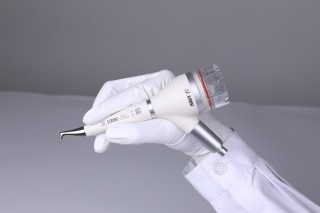 Piaskarka VRN DP-10 w dłoni specjalisty