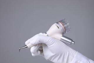 Piaskarka VRN DP-10 w dłoni stomatologa